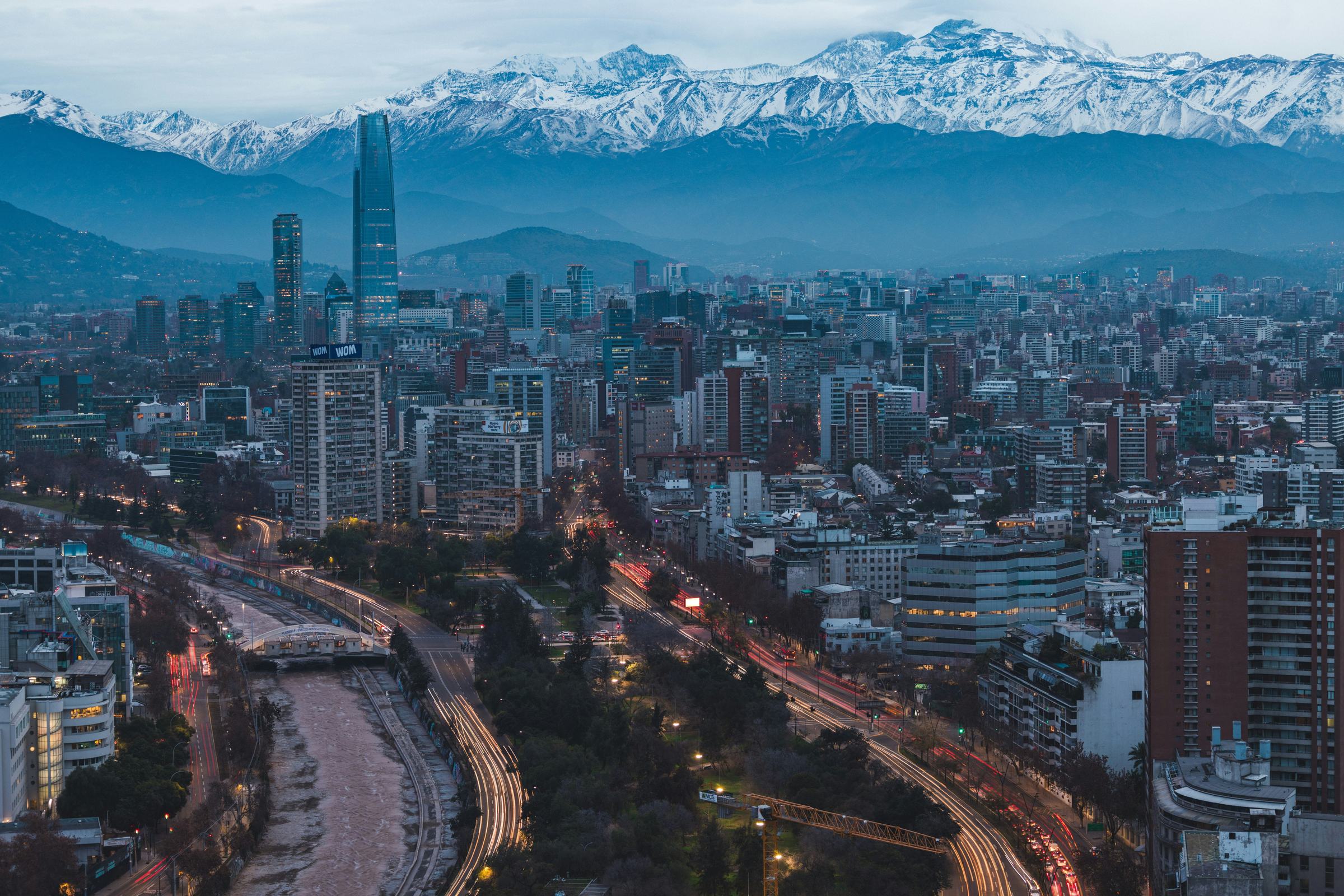Vista de Santiago al atardecer con la cordillera de los Andes nevada al fondo